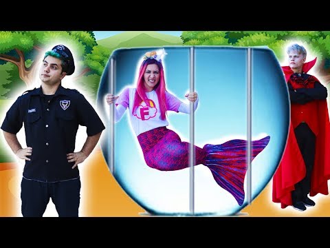 MALOUCOS FINGE BRINCAR DE POLICIAL E PRENDE SEREIA AQUÁTICA - PRETEND PLAY WITH POLICE COSTUME