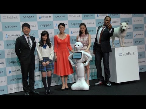 上戸彩＆橋本環奈、感情認識ロボット"pepper"と交流楽しむ　ソフトバンクグループ記者会見