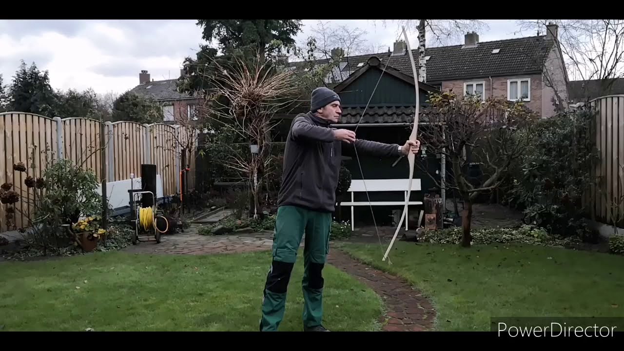 Making a bow from a trunk. Handboog maken van een boomstam.