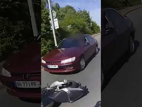 Crash Moto 🔥 Il s’arrête… et la voiture lui rentre dedans !