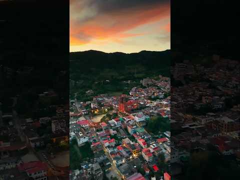 Atardecer dorado en la iglesia de Puente Nacional 🌅⛪. Sube el volumen 🎧. ¿Con quién lo verías? 👇