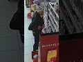 Deze man kan stelen in letterlijk alle standen, maar dat valt het winkelpersoneel ook op | RTV Oost