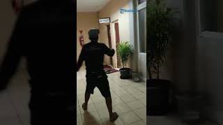 Rekaman Video Detik-detik Evakuasi King Cobra 4,5 Meter di BRIN, Sempat Melawan dan Berdiri Tegak