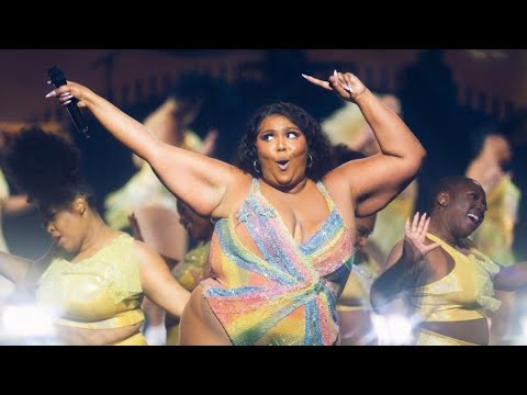 LIZZO STOPS HER CONCERT TO GIVE FAN A HUG 🥰🥰🥰