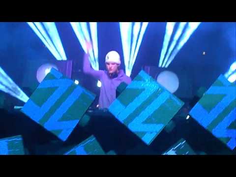 Avicii & Nicky Romero -- ID [White Label] w/ Justice -- D.A.N.C.E (New Years Eve Pier 94)
