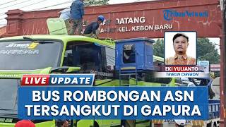 Bus Pariwisata ASN Pati Nyangkut di Gapura Tanda Barat, Bangunan Miring & Terpaksa Dibongkar