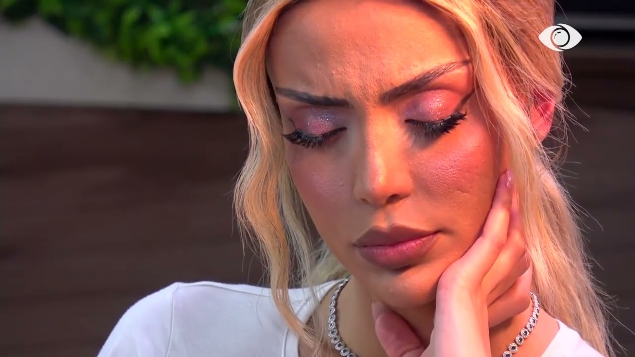 Brikena dhe Mateo qëndrojnë pranë njëri-tjetrit të heshtur