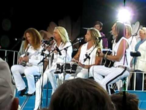 Lotta på Liseberg 4 juli 2011 - The poodles sjunger "Night of passion"