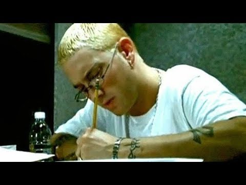 8 canciones famosas que tienen secuelas absurdas