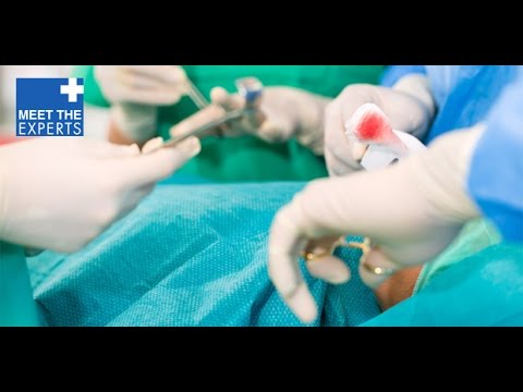 Schmerzen nach der Geburt Seite links und in der Rückseite gibt Orthopädische Bandage für das Sprunggelenk
