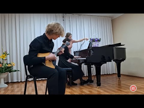 Смотрите, как надо! В Ревде выпускники и педагоги музыкальной школы устроили концерт для учеников