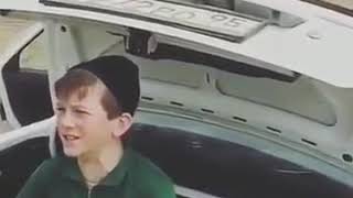 Чеченец четко поет