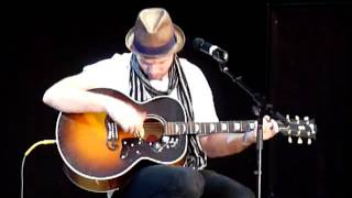 Michael Johns singing &quot;Heart On My Sleeve&quot; at the Fresh 102.7 Concert