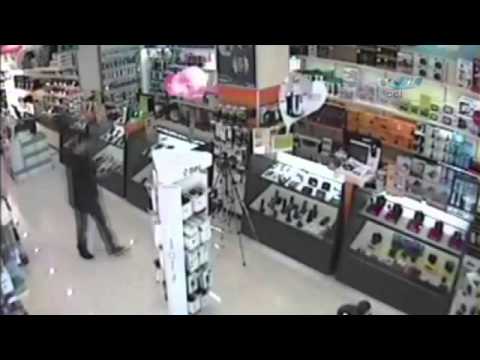 Cep telefonu hırsızları güvenlik kamerasında