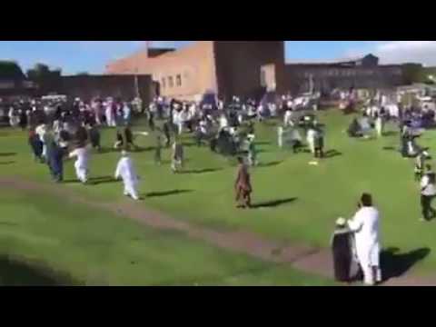 سيارة تدهس المصلين بعد أداء صلاة عيد الفطر منذ قليل في نيوكاسل ببريطانيا