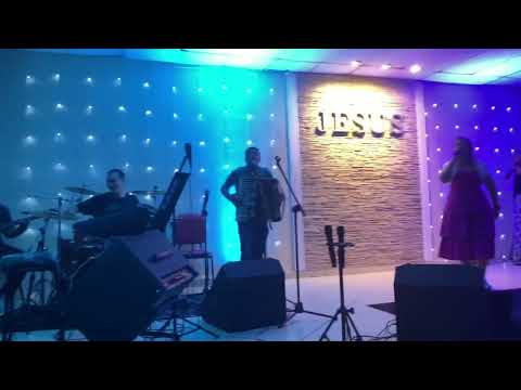 Felipe Monteiro e Bárbara Duarte adorando ao Senhor - Igreja IMAN Sg