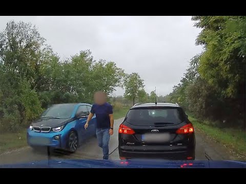 Előzést gátolt, intenzívet fékezett-megállt. A hátsó autó beleszállt a kamerásba. Elhajtott a Fordos