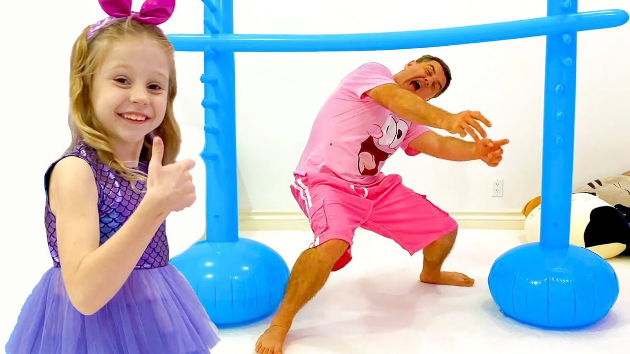 Настя с папой играют на детском конкурсе. Nastya and dad are pretending to play kids competition