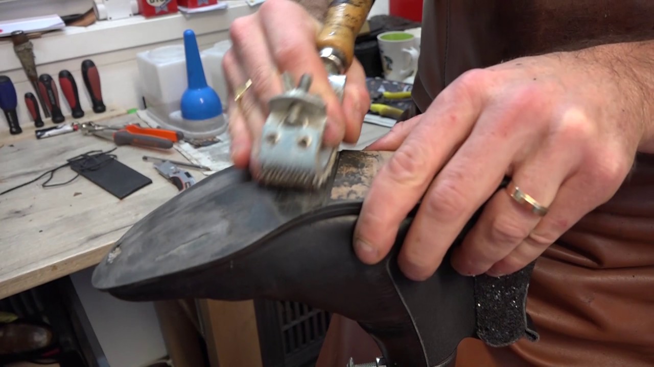 Grégory Gamaury, cordonnier orléanais, vous explique les 14 étapes pour réparer une chaussure