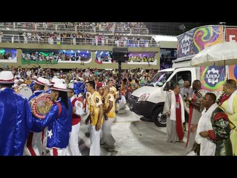 Estácio de Sá 2019 - Bateria em desfile