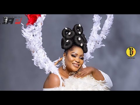 Amandine La Reine D'empire and 2 more