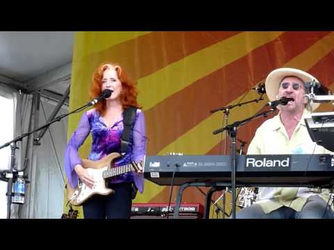 Bonnie Raitt - I Believe I'm In Love With You - Live at Jazzfest New Orleans 2009