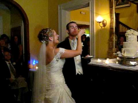 Bobbie Jennifer & Dan Willingham cutting the wedding cake