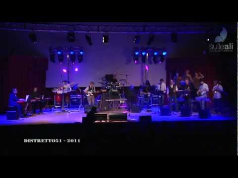 Distretto 51 - Standin' on shakie ground - Live at Politeama (2011)