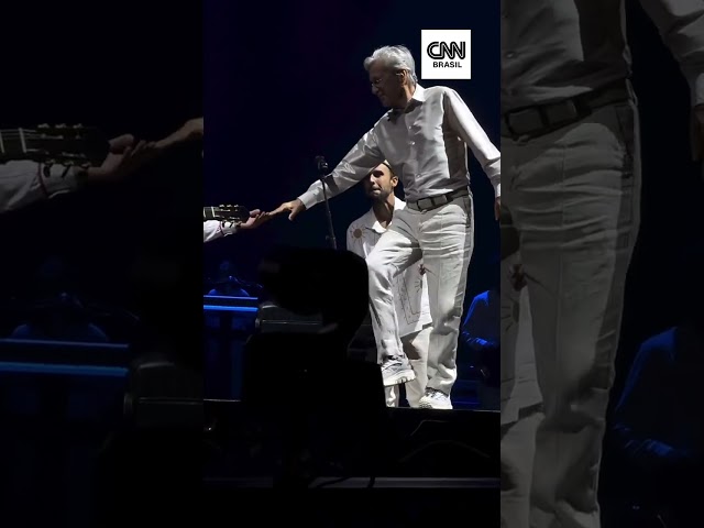 Caetano Veloso sobe ao palco e participa de show de Gilberto Gil