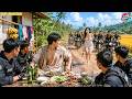 Female CEO Hunted In Forest Begs Beggar King He Is War God She Marries Him To Repay Kindness