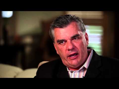 北科罗拉多大学毕业生、获奖体育记者迈克·费舍尔