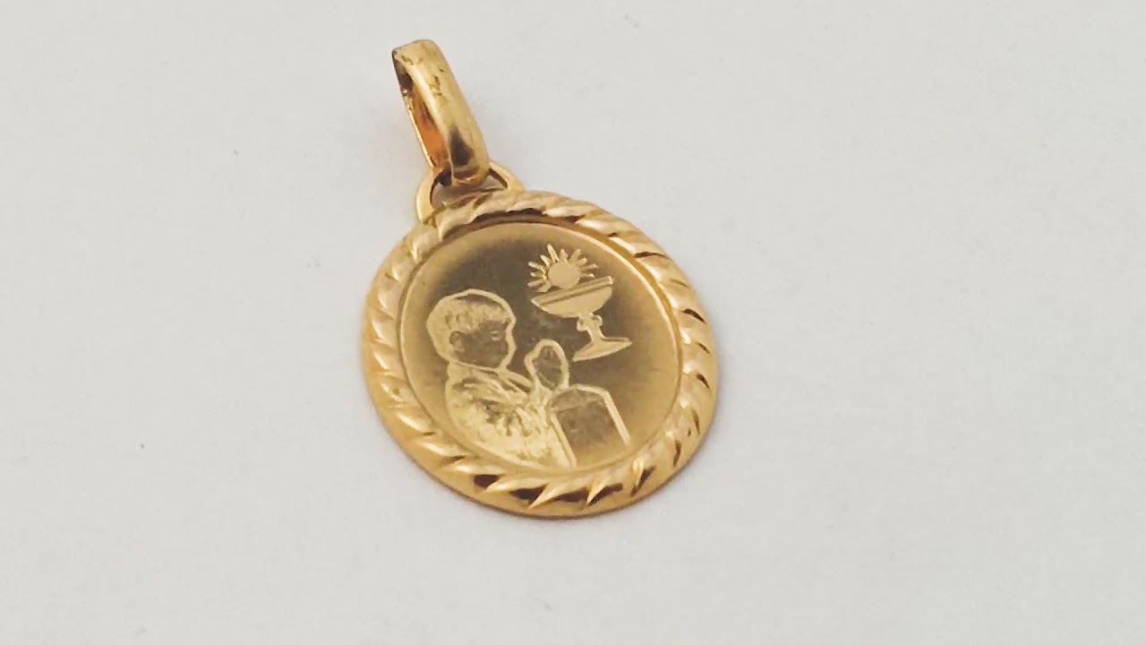 Medalla Sin Cadena Oro 18k Laminado #286 Niño Haciendo Primera Comunión Largo 1.2 cm Ancho 1.5 cm