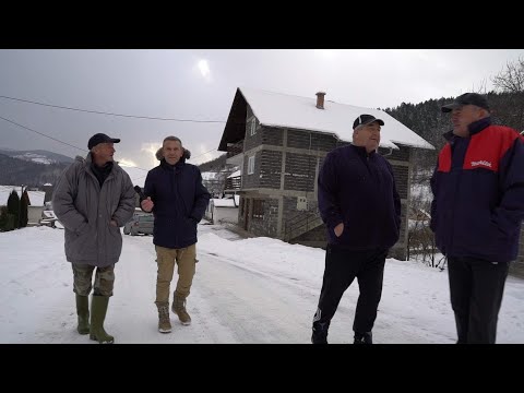 DRVENE SKIJE OPANCI NA NOGAMA I SNJEG DO KOLJENA