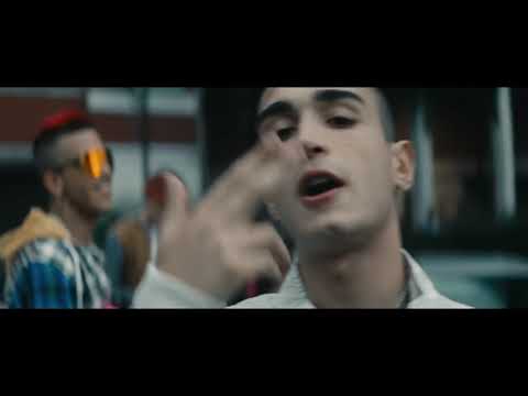 Capo gay e la sua gang di gay cantano