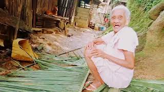 Lola gawa Ng dahon Ng niyog para bobong Ng bahay namin