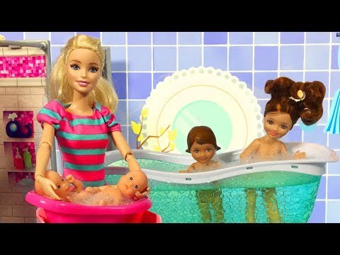 Barbie ve Ailesi Bölüm 127 - Kızlar banyoda - Çizgi film tadında Barbie oyunları