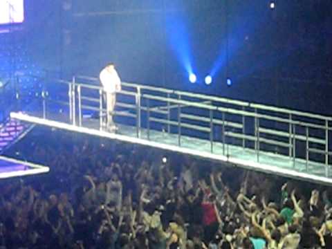 Matt Cardle sings Just the Way you are - march 23rd 2011; nottingham arena| x-factor live tour.