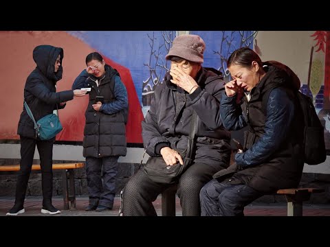 當過年不能回家見孩子的母親在街頭哭泣