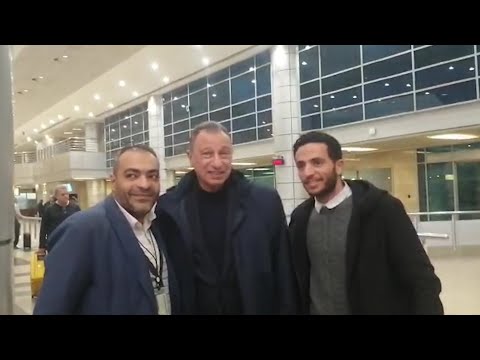 الجماهير تلتقط الصور التذكارية مع محمود الخطيب فور وصوله مطار القاهرة
