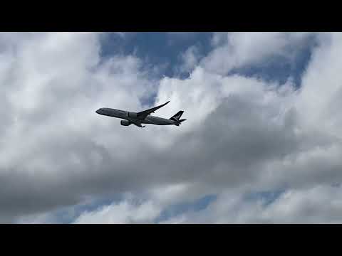 Cathay Pacific takes off from Sydney @HaVu-LoveAviation