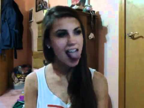 Da wird wohl so mancher Mann feucht im Schlüppi wenn er diese Zungenakrobatik sieht.