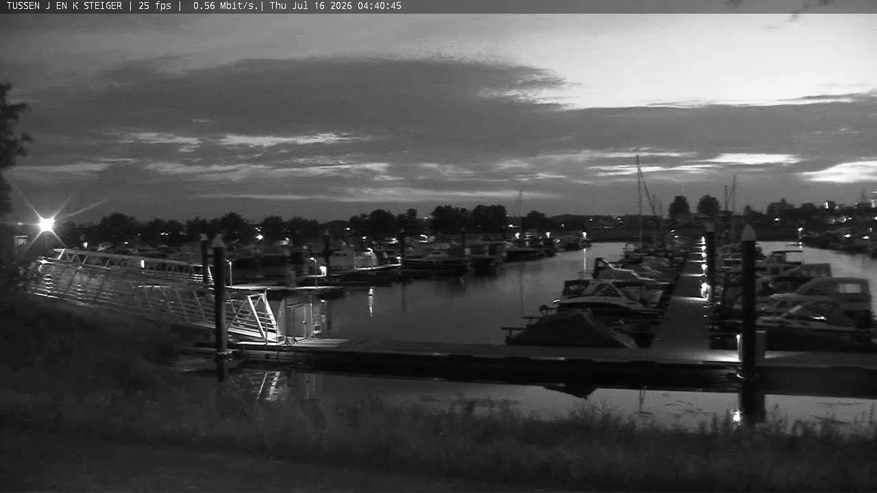 Live webcam view of Roermond Marina Pontoon Walkway