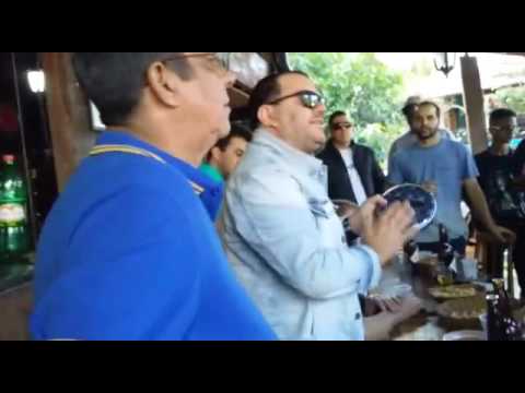 Toninho Geraes mostrando "Toda Hora" para Zeca Pagodinho