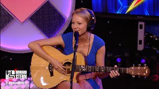 Jewel Covers “The Needle and the Damage Done“ on the Howard Stern Show (2010)