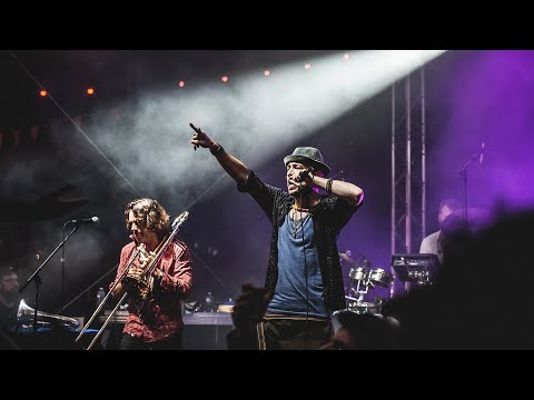 La Caravane Passe - T'as la touche manouche - Live (Clip officiel)