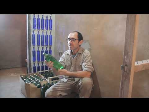 Pared de botellas 2° parte. Pared botellas de vidrio con estructuras de madera. MB Soluciones.