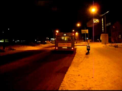 Gamla Uppsala Buss 145 åker iväg från hållplats Danmarksgatan