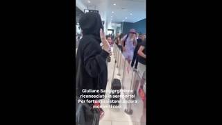 Giuliano Sangiorgi riconosciuto all'imbarco in aeroporto. E i fan intonano «Meraviglioso»