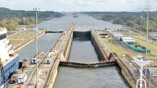 preview picture of video 'Brilliance of the Seas passing Gatun Locks, Panama Canal'
