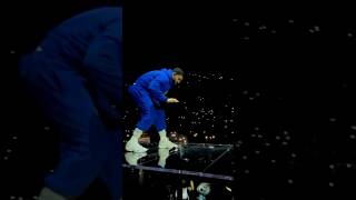 Drake put the mic down and let the crowd rap &#39;SICKO MODE&#39; for him in Sydney 🔥🔥